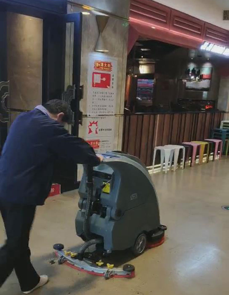 南昌市梦时代广场百盛商场的保洁公司再次采购旭洁X750手推式洗地机